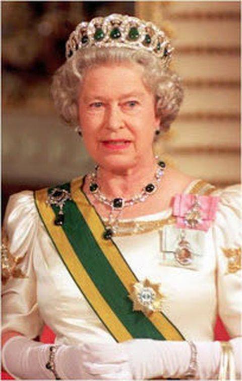 more-recent-occasion-queen-elizabeth-is-seen-wearing-the-vladimir-tiara-delhi-durbar-necklace-combination