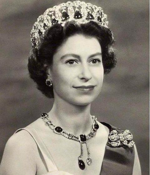 queen-elizabeth-ii-wearing-the-grand-duchess-vladimir-tiara-and-delhi-durbar-necklace