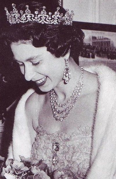 queen-elizabeth-wearing-the-cullinan-iii-and-iv-pendant-brooch