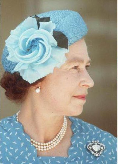 queen-elizabeth-wearing-the-cullinan-v-brooch-during-a-visit-to-tuvalu-in-polynesia