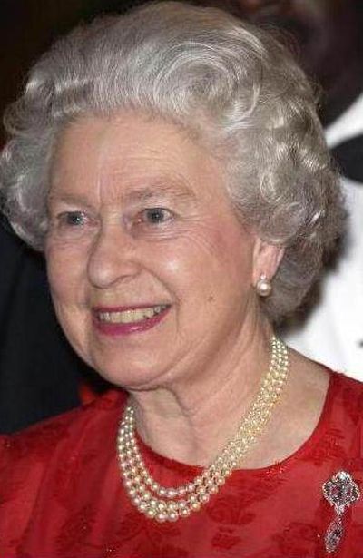 queen-elizabeth-wearing-the-cullinan-vi-and-viii-brooch-during-an-official-visit-to-jamaica-in-2002