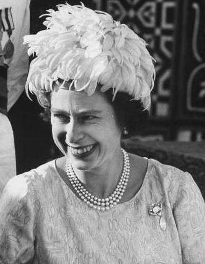 queen-elizabeth-wearing-the-cullinan-vi-and-viii-brooch-during-an-official-visit-to-sudan