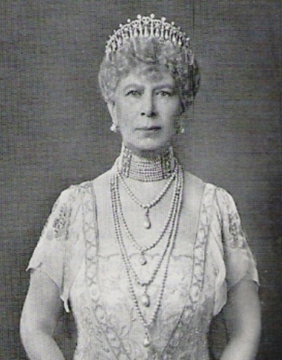Queen Mary wearing the 1913 version of the Cambridge Lovers Knot Tiara, with the pearl spikes removed and 4 of these pearls are used as pendants on the 4-strandard pearl necklace. 