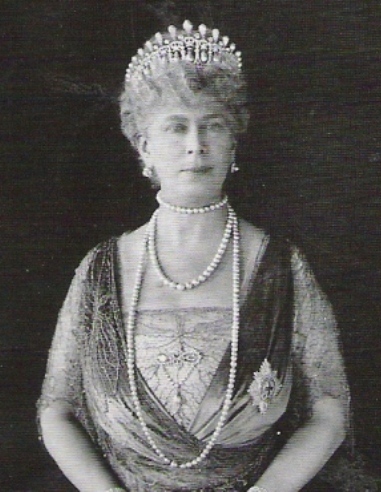 queen-mary-wearing-the-1913-version-of-the-cambridge-lovers-knot-tiara.jpg
