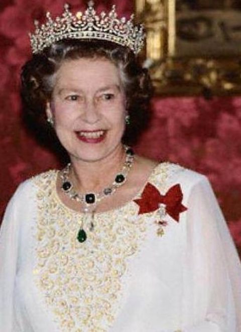 rare-occasion-queen-elizabeth-ii-is-seen-wearing-the-delhi-durbar-necklace-without-the-vladimir-tiara