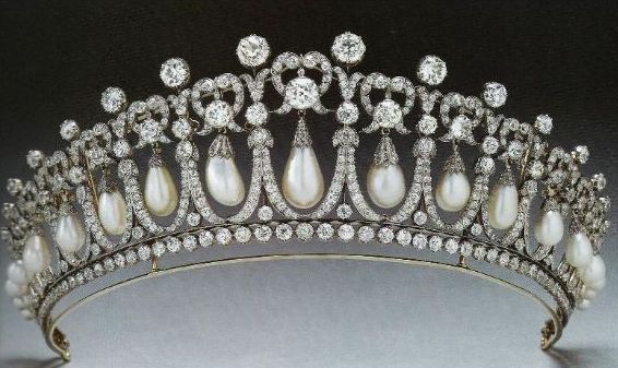 The 1913 version of the Cambridge Lovers Knot Tiara with the spikes removed.