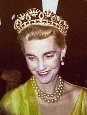 xbarbara-hutton-wearing-the-queen-amelie-of-portugals-ruby-necklace-converted-to-a-tiara.jpg.pagespeed.ic.fe-5IDPmkH.jpg